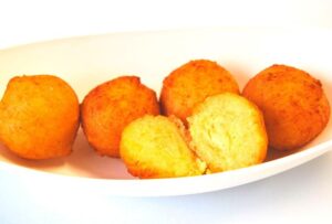 bandeja de bolinho de queijo