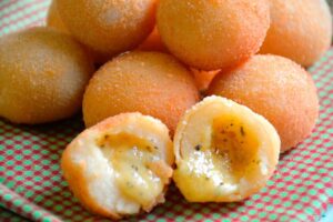 bolinho de queijo derretendo maquina para fabricar coxinhas