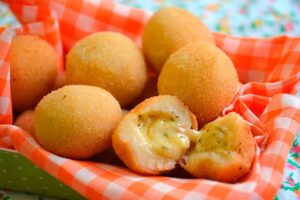 bolinho de queijo com recheio derretido