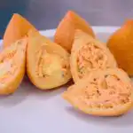 coxinha aberta ao meio