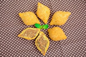 coxinha de carne em formato de folha