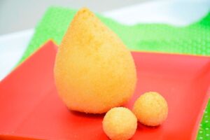 coxinha servida e bolinhos