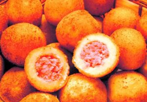 bolinho com recheio de calabresa