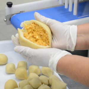 produção de coxinha de frango maquina formadora de salgados