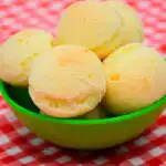 pão de queijo em cesta