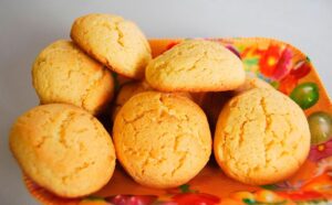 pao de queijo em cesta