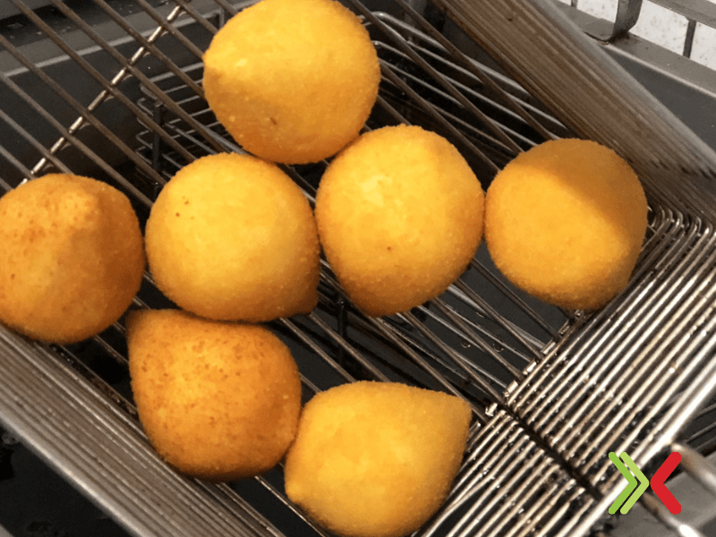 coxinhas e salgados fritando