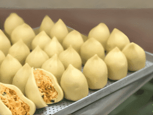 coxinhas de frango na bandeja