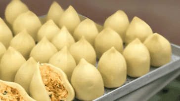 coxinhas de frango na bandeja
