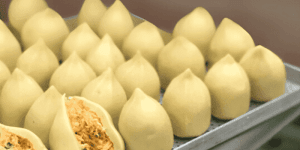 coxinhas de frango na bandeja